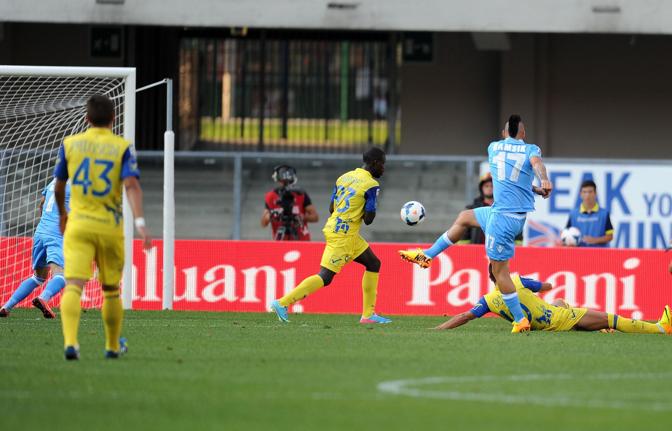 Il Napoli passa in vantaggio con la rete dell'1-0 di Hamsik. Ansa